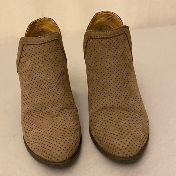 STEVE MADDEN Amerisa Leather Booties Boot Brown Block Heel Sz 8 Taupe Perforated - Picture 3 of 9